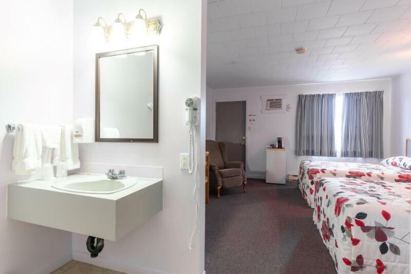 Motel Claude Degelis Kültér fotó